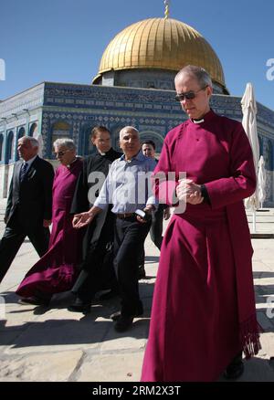 Bildnummer: 59911805  Datum: 27.06.2013  Copyright: imago/Xinhua (130627) -- JERUSALEM, June 27, 2013 (Xinhua) -- The Archbishop of Canterbury Justin Welby (front) stands in front of the Dome of the Rock during a visit at the compound known to Muslims as al-Haram al-Sharif and to Jews as Temple Mount in Jerusalem s Old City, June 27, 2013. Welby is on a five-day visit to Egypt, Jordan, Israel and the Palestinian Territories. -ISRAEL OUT- (Xinhua/Muammar Awad) (lr) MIDEAST-JERUSALEM-JUSTIN WELBY-VISIT PUBLICATIONxNOTxINxCHN People Religion premiumd xbs x0x 2013 hoch      59911805 Date 27 06 201 Stock Photo