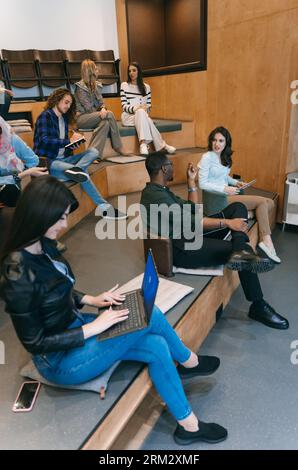 Uomini d'affari diversi e multirazziali che lavorano insieme in un moderno spazio di co-working Foto Stock