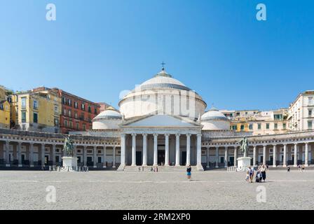 Napoli, Un paesaggio con la Basilica reale Pontificia San Francesco da Paola in Piazza del Plebiscito. Foto Stock