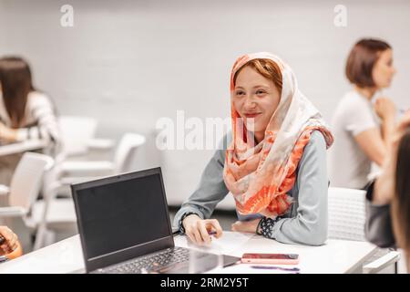 Ritratto di una giovane zenzera sorridente in hijab Foto Stock