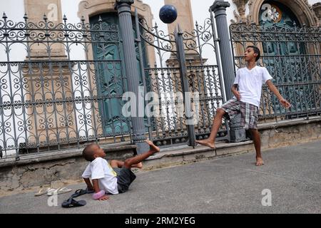 Bildnummer: 59917546 Datum: 28.06.2013 Copyright: imago/Xinhua BAHIA, 28 giugno 2013 - i bambini giocano a calcio in una strada nel quartiere di Pelourinho, a Salvador de Bahia, stato di Bahia, Brasile, il 28 giugno 2013. Il quartiere di Pelourinho si trova nel centro storico di Salvador de Bahia e parte del patrimonio storico dell'UNESCO. Bahia sarà la sede del terzo e quarto posto della FIFA Confederations Cup Brasile 2013. (Xinhua/Nicolas Celaya) (itm) (SP)BRASILE-BAHIA-CONFEDERAZIONI-DAILY LIFE PUBLICATIONxNOTxINxCHN xas x0x 2013 quer 59917546 Data 28 06 2013 Foto Stock