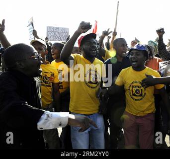 Bildnummer: 59919611 Datum: 29.06.2013 Copyright: imago/Xinhua (130629) -- SOWETO, 29 giugno 2013 (Xinhua) -- i manifestanti manifestano presso l'Università di Johannesburg Soweto, in Sudafrica, il 29 giugno 2013. Centinaia di manifestanti prendono parte a una manifestazione presso l'Università di Johannesburg Soweto dove il presidente degli Stati Uniti Barack Obama dovrebbe tenere un evento municipale sabato (Xinhua/li Qihua)(bxq) SUDAFRICA-SOWETO-PROTEST PUBLICATIONxNOTxINxCHN Gesellschaft Demo Protest Südafrika xdp x0x 2013 quadrat 59919611 Data 29 06 2013 Copyright Imago XINHUA Soweto giugno 29 2013 Foto Stock