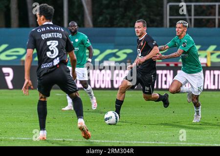 Lommel, Belgium. 26th Aug, 2023. Christophe Janssens (16) of KMSK Deinze and Sales Arthur De Oliveira (19) of Lommel pictured during a soccer game between SK Lommel and KMSK Deinze on the third matchday in the Challenger Pro League for the 2023-2024 on August 26, 2023 in Lommel, Belgium. Credit: sportpix/Alamy Live News Foto Stock