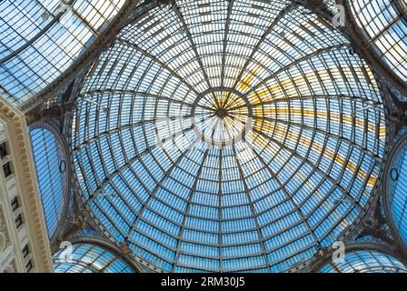 Napoli, Italia, il soffitto con bicchieri della Galleria Umberto i, una galleria commerciale pubblica di Napoli. Foto Stock