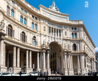 Napoli, città metropolitana di Napoli, la facciata della Galleria Umberto i, una galleria pubblica di negozi a Napoli. Foto Stock