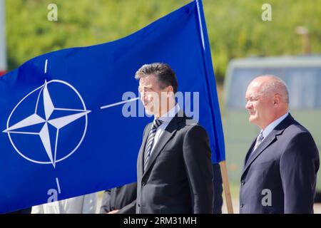 Bildnummer: 59926981 Datum: 01.07.2013 Copyright: imago/Xinhua (130701) -- PAPA, 1 luglio 2013 (Xinhua) -- il segretario generale della NATO Anders Fogh Rasmussen (L) e il ministro della difesa ungherese Csaba Hende ispezionano le guardie d'onore alla Papa Air base, sito del programma NATO Strategic Airlift Capability (SAC), in Ungheria il 1 luglio 2013. Su invito di Hende, Rasmussen fece una visita di un giorno in Ungheria. (Xinhua/Attila Volgyi) HUNGARY-PAPA-AIR BASE-NATO-SECRETARY GENERAL PUBLICATIONxNOTxINxCHN People Politik xdp x0x premiumd 2013 quer 59926981 Data 01 07 2013 Copyright Imago XINHUA Papà 1 luglio 20 Foto Stock