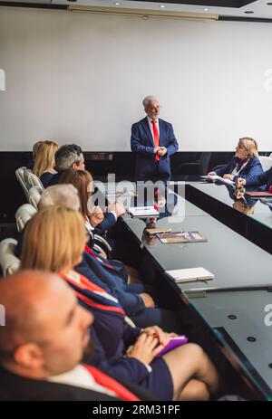 Gruppo di uomini d'affari che ascoltano l'oratore anziano in riunione. Foto Stock