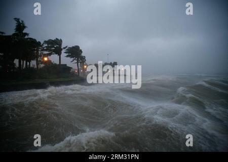 Bildnummer: 59927256  Datum: 02.07.2013  Copyright: imago/Xinhua (130702) -- ZHANJIANG, July 2, 2013 (Xinhua) -- Photo taken on July 2, 2013 shows the surged waves stired up by the tropical storm Rumbia in Zhanjiang, south China s Guangdong Province. Tropical storm Rumbia landed on Zhenjiang on Tuesday morning and brought torrential rain and gales to some areas in Guangdong Province. (Xinhua/Liang Zhiwei) (yxb) CHINA-GUANGDONG-TROPICAL STORM RUMBIA(CN) PUBLICATIONxNOTxINxCHN Gesellschaft Regen Unwetter Sturm Meer xas x0x 2013 quer      59927256 Date 02 07 2013 Copyright Imago XINHUA  Zhanjiang Stock Photo