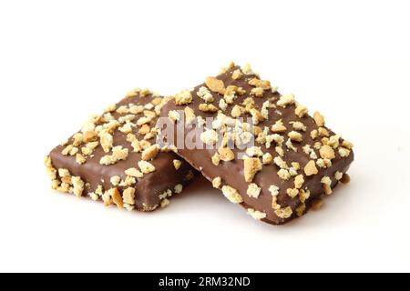 Due biscotti al cioccolato e cialde ricoperte di dessert isolati su fondo bianco Foto Stock