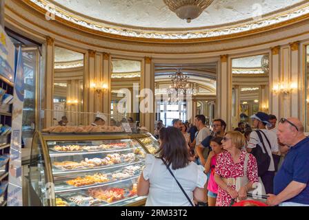 Napoli, città metropolitana di Napoli, Italia, turisti in un Gran caffè Gambrinus che è una tradizionale caffetteria napoletana situata Foto Stock