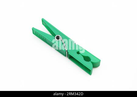 Clothespin verde in plastica isolato su sfondo bianco Foto Stock