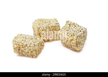 Cubetti di gelatina turca ricoperti di semi di sesamo isolati su sfondo bianco Foto Stock