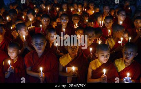 Bildnummer: 60078883 Datum: 09.07.2013 Copyright: imago/Xinhua (130709) -- BODHGAYA, 9 luglio 2013 (Xinhua) -- giovani monaci buddisti offrono preghiere per la pace al monastero di Tergar, il sito di un'esplosione, a Bodh Gaya, a circa 130 chilometri (80 miglia) a sud di Patna, la capitale dello stato indiano orientale del Bihar, il 9 luglio 2013. Sembra che non ci sia una svolta concreta nemmeno due giorni dopo che una serie di 10 esplosioni di bombe ha scosso un complesso di templi buddisti famoso in tutto il mondo nello stato indiano orientale del Bihar, ferendo cinque persone, tra cui due monaci tibetani. (Xinhua/Stringer)(bxq) INDIA-BODHGAYA-BLA Foto Stock