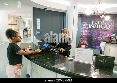 Jacksonville Florida,Tapestry Park,Hotel Indigo Jacksonville-Deerwood Park,donna donna donna donna donna donna,adulto,afroamericano,etnia etnica,minoranza,check Foto Stock