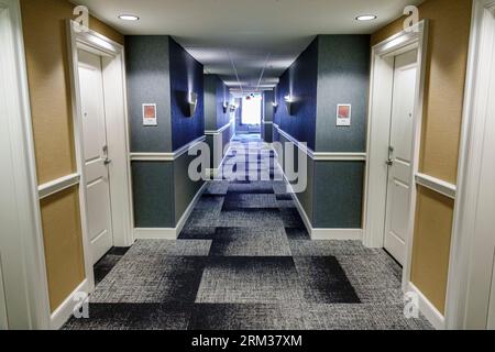 Jacksonville, Florida, Tapestry Park, Hotel Indigo IHG, corridoio, porte delle camere, interni interni interni, hotel inn motel business Foto Stock