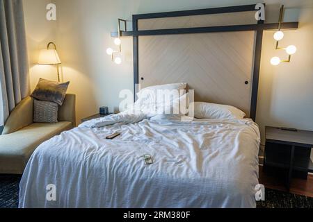 Jacksonville, Florida, Tapestry Park, Hotel Indigo IHG, Consiglio di pulizia del letto della camera, non fatto, interno interno interno, hotel inn motel busin Foto Stock