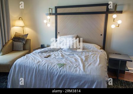 Jacksonville, Florida, Tapestry Park, Hotel Indigo IHG, Consiglio di pulizia del letto della camera, non fatto, interno interno interno, hotel inn motel busin Foto Stock