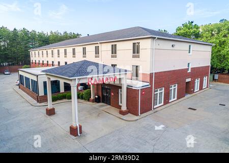 Alpharetta Atlanta Georgia, Ramada by Wyndham Alpharetta/Atlanta North hotel, vista aerea dall'alto, esterno esterno, ingresso frontale dell'edificio, h Foto Stock