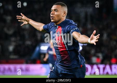 Parigi, Francia. 26 agosto 2023. Kylian Mbappe del PSG celebra il suo gol durante la partita di Ligue 1 Uber Eats tra Paris Saint-Germain e RC Lens giocata al Parc des Princes Stadium il 26 agosto a Parigi, in Francia. (Foto di Matthieu Mirville/PRESSINPHOTO) crediti: PRESSINPHOTO SPORTS AGENCY/Alamy Live News Foto Stock