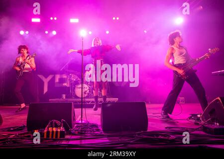 Leeds, Regno Unito. Sabato 26 agosto 2023 Yonaka sono Theresa Jarvis alla voce, George Edwards alla chitarra, Alex Crosby al basso e alle tastiere e Robert Mason alla batteria che si esibisce al Leeds Festival 2023 a Bramham Park © Jason Richardson / Alamy Live News Foto Stock