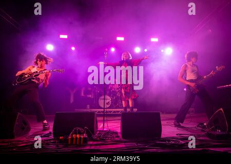 Leeds, Regno Unito. Sabato 26 agosto 2023 Yonaka sono Theresa Jarvis alla voce, George Edwards alla chitarra, Alex Crosby al basso e alle tastiere e Robert Mason alla batteria che si esibisce al Leeds Festival 2023 a Bramham Park © Jason Richardson / Alamy Live News Foto Stock