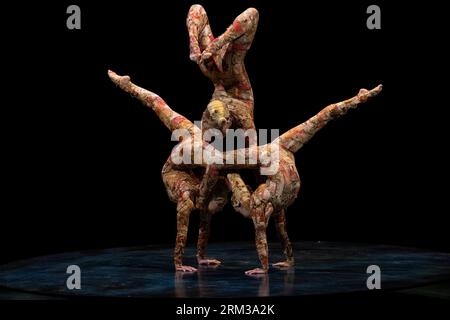 Il Cirque du Soleil KOOZA ha debuttato a Calgary, mostrando acrobazie maestose con l'arte giocosa del clowning in un cenno alle origini del gruppo come piccola troupe di artisti di strada. Foto: Baden Roth/imageSPACE Foto Stock