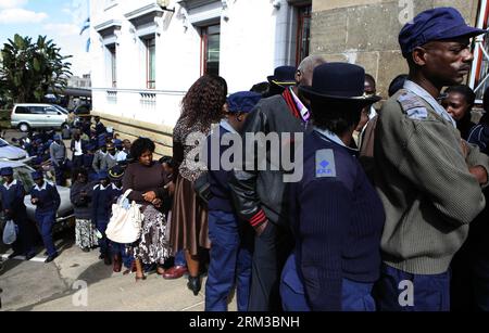 Bildnummer: 60129691  Datum: 15.07.2013  Copyright: imago/Xinhua (130715) -- HARARE, July 15, 2013 (Xinhua) -- Zimbabwean police officers queue to cast their ballots in front of a polling station in Harare, July 15, 2013. Zimbabwe s two-day special voting was marred by delays caused by the late printing of ballot papers. In some of the polling stations, voters waited a full day in vain, causing chaos at the run-up to the country s crucial general elections on July 31.(Xinhua/Stringer) ZIMBABWE-HARARE-ELECTION PUBLICATIONxNOTxINxCHN Politik Wahl Wahllokal xas x0x 2013 quer premiumd      6012969 Stock Photo