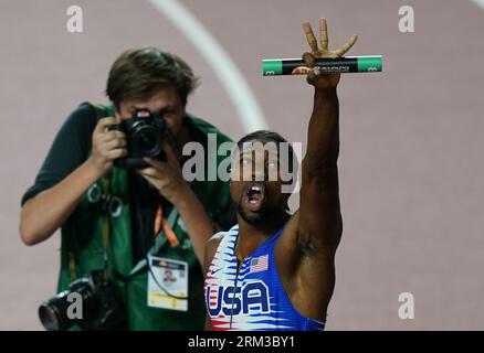 Budapest, Ungheria. 26 agosto 2023. Atletica leggera: Campionato del mondo, 4x100 m, finale, uomini, al National Athletics Center. Noah Lyles (USA) fa il tifo per il traguardo. Credito: Marcus Brandt/dpa/Alamy Live News Foto Stock