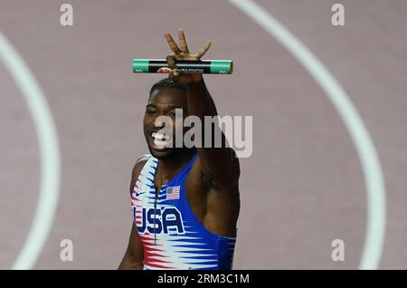 Budapest, Ungheria. 26 agosto 2023. Atletica leggera: Campionato del mondo, 4x100 m, finale, uomini, al National Athletics Center. Noah Lyles (USA) fa il tifo per il traguardo. Credito: Marcus Brandt/dpa/Alamy Live News Foto Stock