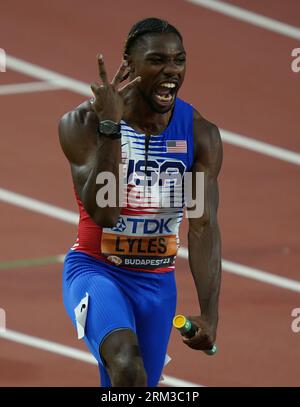 Budapest, Ungheria. 26 agosto 2023. Atletica leggera: Campionato del mondo, 4x100 m, finale, uomini, al National Athletics Center. Noah Lyles (USA) fa il tifo per il traguardo. Credito: Marcus Brandt/dpa/Alamy Live News Foto Stock