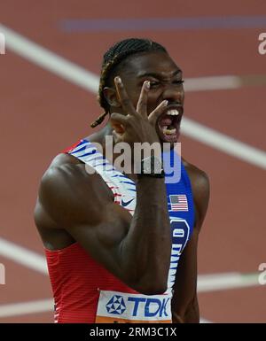 Budapest, Ungheria. 26 agosto 2023. Atletica leggera: Campionato del mondo, 4x100 m, finale, uomini, al National Athletics Center. Noah Lyles (USA) fa il tifo per il traguardo. Credito: Marcus Brandt/dpa/Alamy Live News Foto Stock