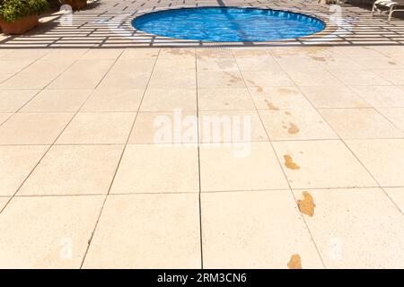 Piscina sul tetto, acqua bagnata traccia le impronte dai piedi Foto Stock