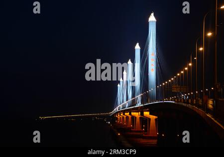 Bildnummer: 60140125  Datum: 17.07.2013  Copyright: imago/Xinhua (130717) -- SHAOXING, July 17, 2013 (Xinhua) -- Photo taken on July 17, 2013 shows the night scenery of the Jiashao Bridge which connects Jiaxing and Shaoxing in east China s Zhejiang Province. As the second cross-sea bridge spanning across the Hangzhou Bay, the Jiashao Bridge will be officially opened to traffic on July 19. It will halve the travel time from Shaoxing to east China s Shanghai. (Xinhua/Xu Yu) (mp) CHINA-ZHEJIANG-CROSS SEA BRIDGE-TO OPEN (CN) PUBLICATIONxNOTxINxCHN Wirtschaft Brücke xns x0x 2013 quer      60140125 Stock Photo