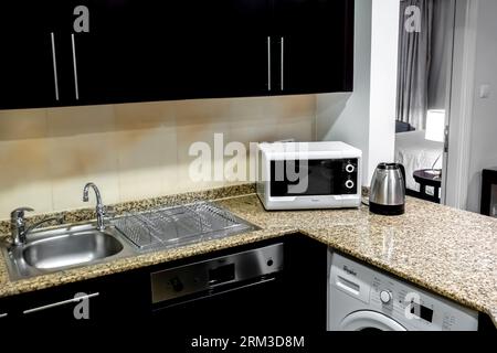 Moderno monolocale con cucina: Forno a microonde, bollitore, lavello, lavatrice, mobili. Marriott Executive Apartments Bahrain Foto Stock