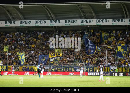 Modena, Italia. 26 agosto 2023. Tifosi modenesi durante la partita Modena FC vs Ascoli calcio, serie B di Modena, Italia, agosto 26 2023 crediti: Agenzia fotografica indipendente/Alamy Live News Foto Stock