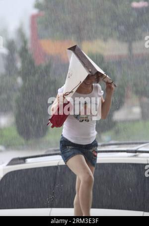 Bildnummer: 60158777 Datum: 19.07.2013 Copyright: imago/Xinhua (130719) -- YANTAI, 19 luglio 2013 (Xinhua) -- una donna cammina sotto la pioggia sulla Binhaizhong Road della città di Yantai, provincia dello Shandong della Cina orientale, 19 luglio 2013. Yantai ha assistito a forti piogge venerdì. (Xinhua/Chu Yang)(wjq) CHINA-SHANDONG-YANTAI-RAININFALL (CN) PUBLICATIONxNOTxINxCHN Gesellschaft Regen Unwetter Hochwasser Regenschirm Kopfbedeckung xas x0x 2013 hoch premiumd kurios 60158777 Data 19 07 2013 Copyright Imago XINHUA Yantai 19 luglio 2013 XINHUA a Woman Walks in Rain ON Road of Yantai City East China S Shan Dong Province J Foto Stock