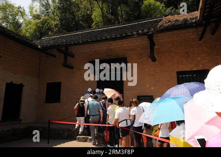 Bildnummer: 60169722  Datum: 19.07.2013  Copyright: imago/Xinhua Tourists visit the Former Residence of Chairman Mao Zedong located in Shaoshan Township of Xiangtan City, central China s Hunan Province, July 19, 2013. This year marks the 120th Anniversary of Mao Zedong s Birth, many tourists come to the Former Residence of Chairman Mao Zedong which is a national site for patriotic education.(Xinhua/He Changjun) (cjq) CHINA-HUNAN-SHAOSHAN-TOURISM (CN) PUBLICATIONxNOTxINxCHN Gesellschaft xjh x2x 2013 quer o0 Politik privat Wohnhaus     60169722 Date 19 07 2013 Copyright Imago XINHUA tourists Vis Stock Photo