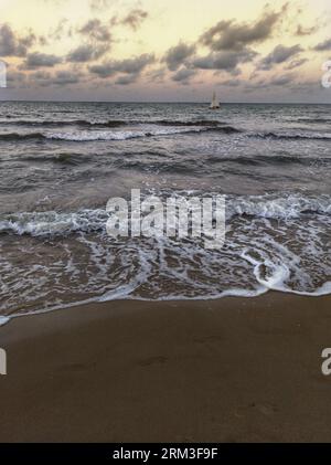Paesaggio marino sulle spiagge di Elche, provincia di Alicante in Spagna. Scatto verticale diurno. Foto Stock