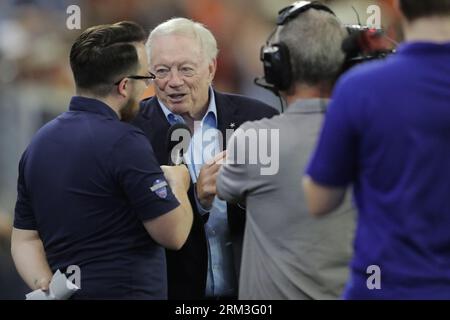 Frisco, Texas, USA. 26 agosto 2023. Il proprietario dei Dallas Cowboys JERRY JONES viene intervistato dal reporter del DallasCowboys.com NICK HARRIS durante il primo trimestre del terzo Jerry Jones Classic al Ford Center di Frisco, Texas. Rockwall ha battuto Cedar Hill 56-21. (Immagine di credito: © Brian McLean/ZUMA Press Wire) SOLO USO EDITORIALE! Non per USO commerciale! Crediti: ZUMA Press, Inc./Alamy Live News Foto Stock