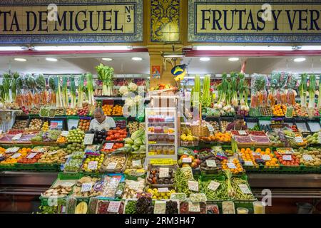 Tradizionale mercato interno Triana a Siviglia, Spagna. Foto Stock