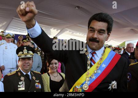 Bildnummer: 60190507 Datum: 24.07.2013 Copyright: imago/Xinhua presidente venezuelano, Nicolas Maduro (R), partecipa alla commemorazione per celebrare il 230° anniversario della nascita di Simon Bolivar e il 190° anniversario della battaglia navale del lago Maracaibo, a Maracaibo, dello Stato di Zulia, Venezuela, il 24 luglio, 2013. (Xinhua/AVN) (rh) (ah) VENEZUELA-ZULIA-COMMEMORAZIONE PUBLICATIONxNOTxINxCHN People Politik premiumd x2x xmb 2013 quer 60190507 Data 24 07 2013 Copyright Imago XINHUA il presidente venezuelano Nicolas Maduro r partecipa alla commemorazione per celebrare l'anniversario della nascita di Simon Bolivar e T. Foto Stock