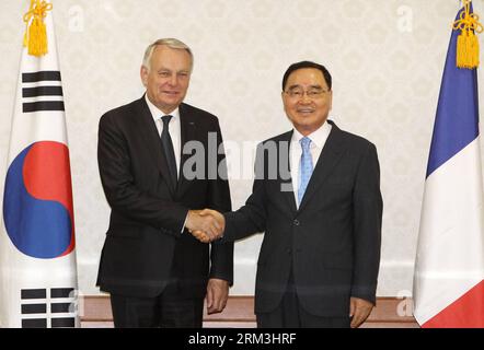 Bildnummer: 60193372 Datum: 25.07.2013 Copyright: imago/Xinhua (130725) - SEOUL, 25 luglio 2013 (Xinhua) - il primo ministro francese Jean-Marc Ayrault (L) stringe la mano al primo ministro sudcoreano Chung Hong-won prima della loro riunione a Seoul, Corea del Sud, 25 luglio 2013. Jean-Marc Ayrault è arrivato a Seul giovedì per una visita di un giorno in Corea del Sud. (Xinhua/Park Jin-hee)(cxy) COREA DEL SUD-SEOUL-FRANCIA PM-VISIT PUBLICATIONxNOTxINxCHN People xns x0x 2013 quer premiumd 60193372 Data 25 07 2013 Copyright Imago XINHUA Seul luglio 25 2013 XINHUA primo ministro francese Jean Marc Ayrault l Foto Stock