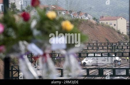 Bildnummer: 60210906  Datum: 26.07.2013  Copyright: imago/Xinhua (130726) -- SANTIAGO (SPAIN), July 26, 2013 (Xinhua) -- Flowers placed by nearby residents are seen near the locale of the train derailment accident in Santiago de Compostela, Spain, July 26, 2013. The transportation on two of the three railway lines at the scene where a train derailed on July 24 was restored on Friday. (Xinhua/Xie Haining)(xzj) SPAIN-GALICIA-TRAIN ACCIDENT PUBLICATIONxNOTxINxCHN Gesellschaft Unfall Unglück Zugunglück premiumd x2x xmb 2013 quer  o0 entgleist zug bahn verkehr katastrophe     60210906 Date 26 07 20 Stock Photo