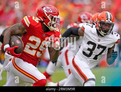 Kansas City, Stati Uniti. 26 agosto 2023. Il running back dei Kansas City Chiefs la'Mical Perine (29) rompe una corsa da 10 yard mentre la safety dei Cleveland Browns D'Anthony Bell (37) lo rintraccia nel primo quarto contro i Cleveland Browns all'Arrowhead Stadium di Kansas City, Missouri, sabato 26 agosto 2023. Foto di Jon Robichaud/UPI credito: UPI/Alamy Live News Foto Stock