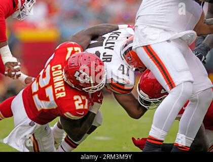 Kansas City, Stati Uniti. 26 agosto 2023. Il wide receiver dei Kansas City Chiefs Nikko Remigio (27) abbatte il running back dei Cleveland Browns John Kelly Jr. (41) dopo un breve guadagno nel secondo quarto contro i Cleveland Browns all'Arrowhead Stadium di Kansas City, Missouri, sabato 26 agosto 2023. Foto di Jon Robichaud/UPI credito: UPI/Alamy Live News Foto Stock