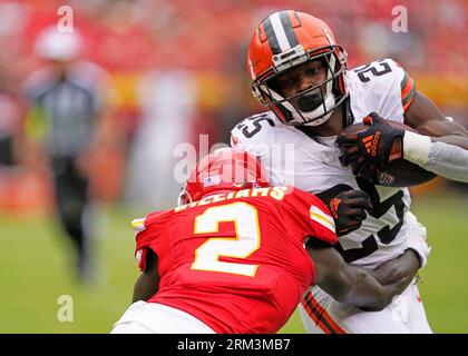 Kansas City, Stati Uniti. 26 agosto 2023. Il running back dei Cleveland Browns Demetric Felton Jr. (25) è abbattuto dal cornerback dei Kansas City Chiefs Joshua Williams (2) dopo un grande run nel primo quarto contro i Cleveland Browns all'Arrowhead Stadium di Kansas City, Missouri, sabato 26 agosto 2023. Foto di Jon Robichaud/UPI credito: UPI/Alamy Live News Foto Stock