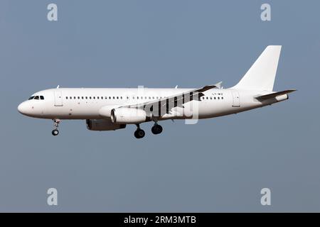 Un Airbus 320 GetJet Airlines atterra all'aeroporto di Roma fiumicino. GetJet Airlines è una società di noleggio e leasing di aeromobili con sede a Vilnius, Lituania. I suoi aeromobili volano per conto di compagnie aeree internazionali, tra cui attualmente TUIfly, Transavia, Air Malta e altre. La compagnia opera anche voli charter per il tour operator Tez Tour dagli stati baltici Foto Stock