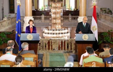 Bildnummer: 60253643 Datum: 30.07.2013 Copyright: imago/Xinhua (130730) -- CAIRO, 30 luglio 2013 (Xinhua) -- la foto rilasciata dalla Presidenza egiziana il 30 luglio 2013 mostra che il Vicepresidente ad interim per gli affari internazionali dell'Egitto, Mohamed El-Baradei (R) e il capo della politica estera dell'Unione europea (UE) Catherine Ashton tengono una conferenza stampa congiunta al Palazzo presidenziale del Cairo, in Egitto. Ashton ha detto martedì al Cairo che il deposto presidente egiziano Mohamed Morsi, che ha incontrato lunedì tardi, è in buona salute e ha accesso alle notizie. (Xinhua/Presidenza egiziana) (srb) EGITTO-CAIRO-UE-ASHTON P. Foto Stock