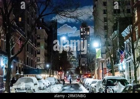 Guardando Montague Street in una fredda notte a Brooklyn Heights, Brooklyn, New York, New York Foto Stock