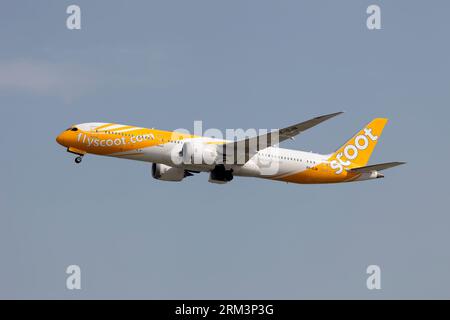 Osaka, Giappone. 6 luglio 2023. Uno Scoot Boeing 787-9 Dreamliner decolla dall'Aeroporto di Osaka-Kansai. Scoot, è una compagnia aerea low-cost di Singapore e una controllata al 100% di Singapore Airlines. Ha iniziato la sua attività il 4 giugno 2012 su rotte a medio e lungo raggio da Singapore, prevalentemente verso vari aeroporti in tutta la regione Asia-Pacifico (foto di Fabrizio Gandolfo/SOPA Images/Sipa USA) credito: SIPA USA/Alamy Live News Foto Stock